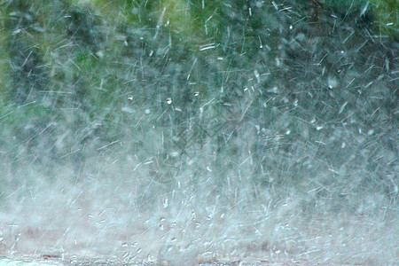 雨倒在地上液体风暴飞溅天气天空水坑池塘雨滴涟漪圆圈图片