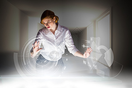 科技楼使用交互式服务台的红发女商务人士综合图像图象绘图科技女性技术人士桌子界面未来派商务女士背景