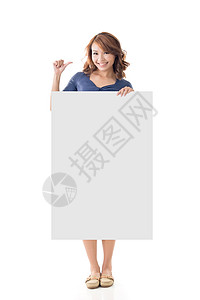 亚裔女孩拿着空白板框架公告卡片女士床单喜悦笔记推介会工作室商业背景图片