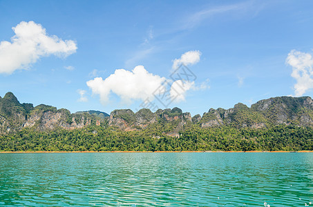 绿湖上方高山山脉水库天空旅游山脉石灰石旅行蓝色顶峰热带风景图片