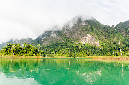 美丽的绿绿河和青绿山景点热带石灰石阴霾顶峰天空树木爬坡风景薄雾图片