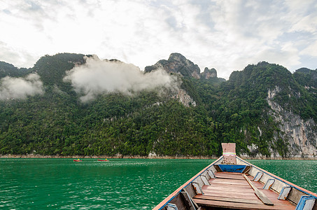 在湖边旅行图片