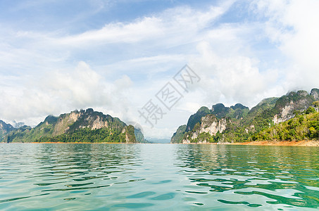 美丽的岛屿和绿湖泰国吉林风景山脉热带天空绿色旅行景点旅游巡航图片