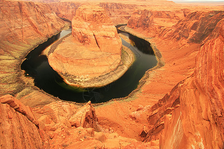 从美国亚利桑那州俯瞰的马蹄形弯曲线岩石马蹄铁驾驶公园荒野干旱娱乐砂岩远景图片