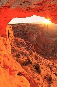 日出时美国犹他州犹亚州Canyonland国家公园峡谷国家地质学台面编队窗户阳光辉光地标反射图片