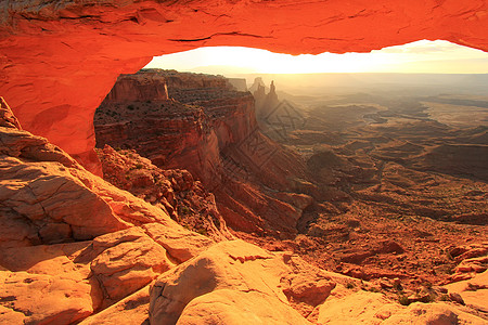 日出时美国犹他州犹亚州Canyonland国家公园天空国家摩押反射地质学侵蚀岩石太阳峡谷橙子图片