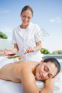 黑发快乐 得到一个蜂蜜美容治疗池边治疗师假期奢华女性呵护专家身体按摩温泉生活方式图片