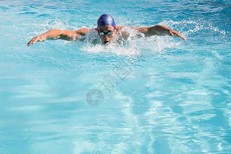 健身游泳运动员在游泳池中吹蝴蝶风竞技肌肉男人生活方式蝶泳游泳衣运动训练游泳者活动图片