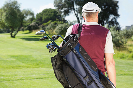 高尔夫球手带着高尔夫球袋高清图片