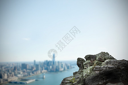 俯视海岸线城市的大岩石蓝天摩天大楼建筑港口环境插图石头海洋计算机绘图图片