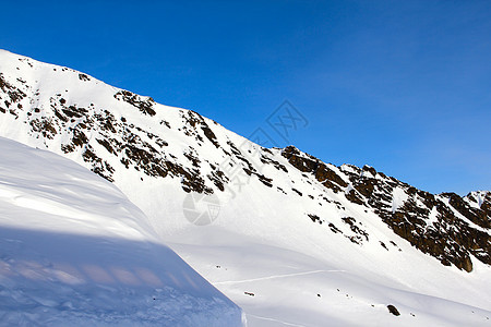 滑雪度假村的斜坡运动顶峰闲暇蓝色全景天空季节高山单板滑雪图片
