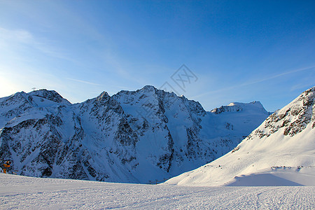 滑雪度假村的斜坡蓝色高山假期天空痕迹季节顶峰运动滑雪闲暇图片