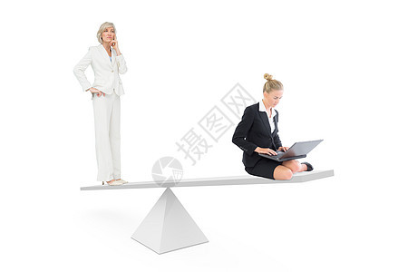 衡量两个女企业家的白比例表地面未来派职业商务人士套装思维计算机绘图浅色图片