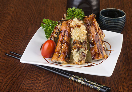 鳗鱼寿司日食美食 在背景上不做或不做食物鳗鱼盘子海鲜叶子餐厅寿司白色熏制午餐背景