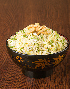 日食 炒米饭和背景美食绿色早餐食物粮食油炸盘子棕色白色午餐图片
