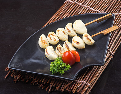 日式美食 背景上的日本大蒜白色烤串烹饪餐厅牛肉海鲜盘子炙烤食物图片