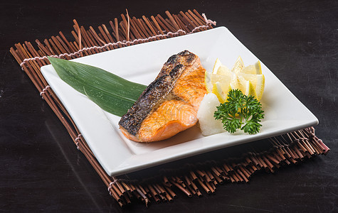 日美菜 本底炸鱼餐厅午餐鳟鱼蔬菜食物沙拉芝麻盘子油炸烹饪图片