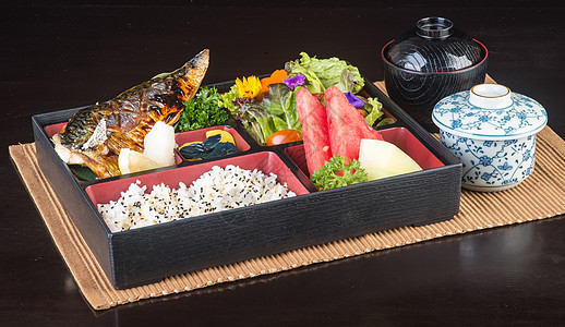 日式美食 午餐盒套在背景上寿司午餐盒子叶子猪肉黄瓜托盘食物小烧沙拉图片