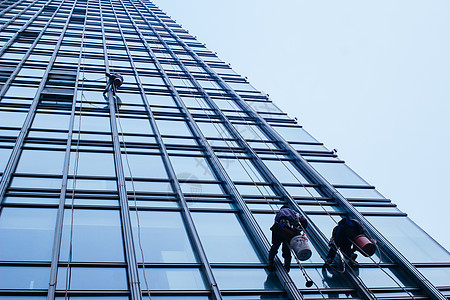 清洁工在清洗建筑玻璃男人电缆劳动商业办公室摩天大楼维修团体城市危险图片