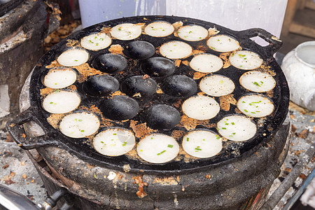 泰国甜食在脏锅上食物甜点传统圆圈早餐平底锅小吃椰子牛奶图片