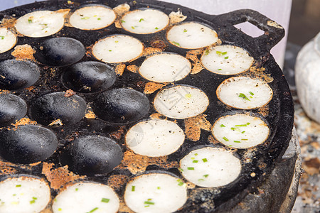 泰国甜食在脏锅上食物传统牛奶甜点早餐平底锅圆圈小吃椰子图片