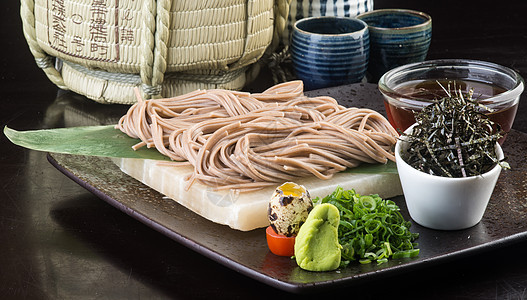 日美菜 背景的面条拉面美食炒面盘子海鲜烹饪健康蔬菜棕色白色图片