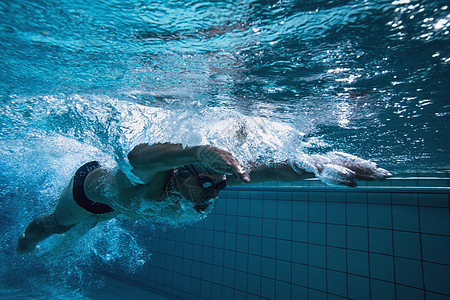 独自参加健身游泳训练中心活动男性运动员运动泳裤水池男人游泳者游泳衣图片