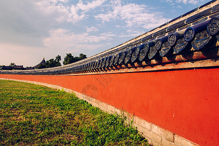 天殿中的红墙文化天坛绿色原住民建筑学釉面天空瓦片围墙雕塑图片