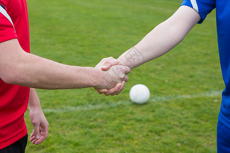 蓝和红握手的足球运动员球衣对抗活动团队挑战体育红色白色播放器竞技图片