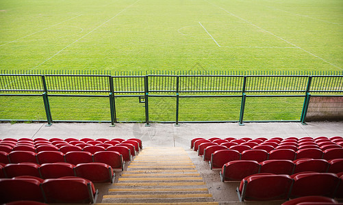 红色露天球员俯视足球场运动闲暇绿色椅子体育场竞技场活动沥青场地团队图片