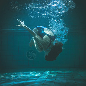 运动游泳运动员在水下冲浪泳装女士女性身体活动休闲空翻游泳者潜水水池图片