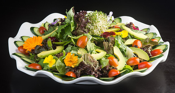 沙拉 在背景的沙拉绿色蔬菜食物叶子红色营养美食水果盘子白色图片