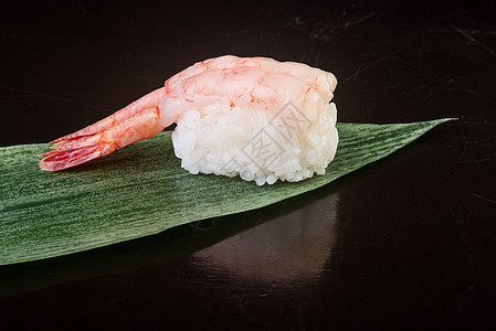 日食 寿司虾和本底红色食物午餐鱼片海鲜饮食盘子美食寿司白色图片