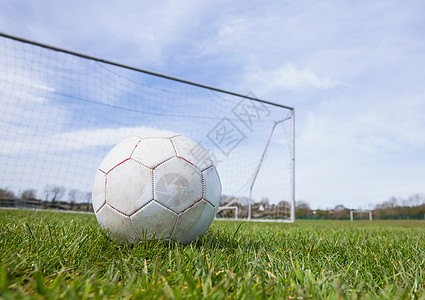 足球在球前的空投场上绿色沥青团队皮革闲暇白色场地活动运动图片