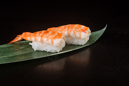 日食 寿司虾和本底海鲜红色饮食鱼片盘子食物午餐美食寿司白色图片