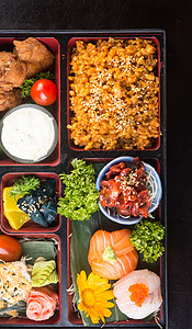 日式美食 午餐盒套在背景上蔬菜托盘寿司盒子文化叶子海鲜土豆油炸午餐背景