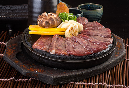 日美菜 背景的牛肉方块白色沙拉牛扒食物美食用餐叶子洋葱绿色盘子图片