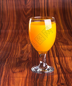橙汁在背景上叶子绿色玻璃饮食白色食物黄色果汁液体水果图片