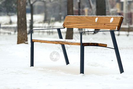 冬季公园的时髦长椅图片