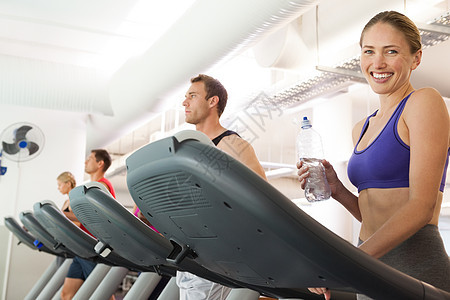 在跑步机上工作的人排女性运动服肌肉微笑娱乐健身室男性护理健身房训练图片