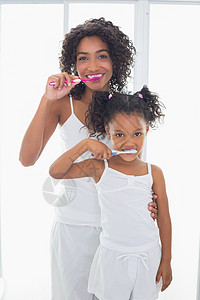 每日一起漂亮的母亲和女儿一起刷牙的漂亮妈妈卫生童年快乐浴室闲暇房子公寓家庭生活牙科女士背景