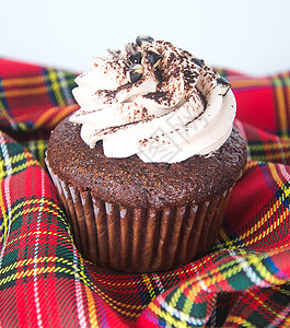 纸杯蛋糕 背景上的巧克力蛋糕杯子食物甜点派对白色庆典生日奶油装饰棕色图片