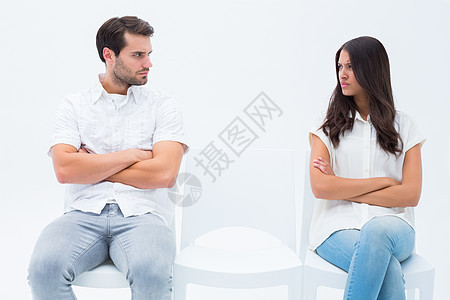 愤怒的一对夫妇在争吵后不说话烦躁烦恼男朋友椅子斗争夫妻分歧女士服装休闲图片