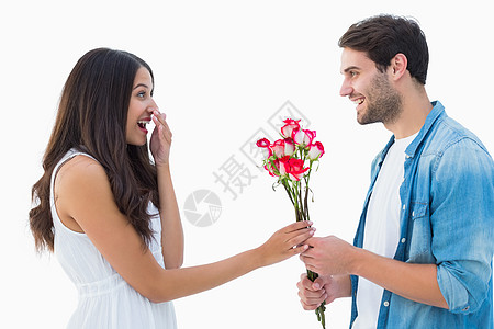 欢乐的潮人给他女朋友送玫瑰花夫妻男人休闲男性女性震惊头发花朵牛仔布感情图片
