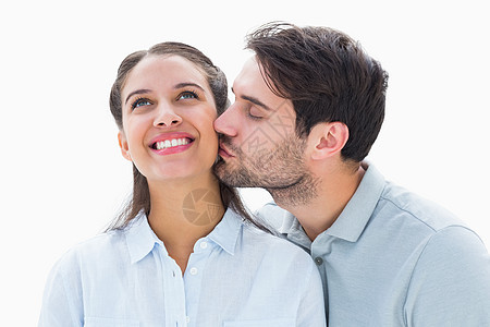 英俊的男人亲吻脸颊上的女朋友亲密感混血快乐男性棕色女士女性头发微笑休闲图片