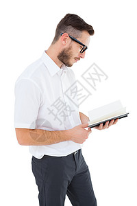从黑皮书上读诗的 白脸年轻人男性极客胡子眼镜微笑阅读文学男人专注衬衫图片