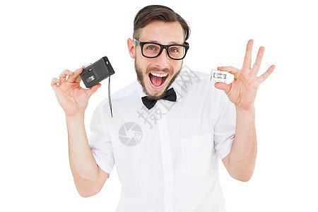 带着一个反向磁带磁带播放器的傻笑嬉皮士眼镜复兴男性衬衫音乐复古极客录音机微笑男人图片