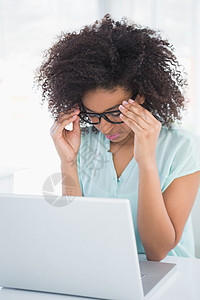 在笔记本电脑上工作的有压力的时装女商务人士休闲爆炸商务女士办公室发型桌子机构技术商业图片