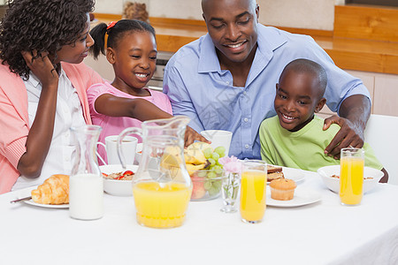 家人早上一起吃早饭快乐的一家人房子父亲羊角感情面包女士女孩男生母亲桌子图片
