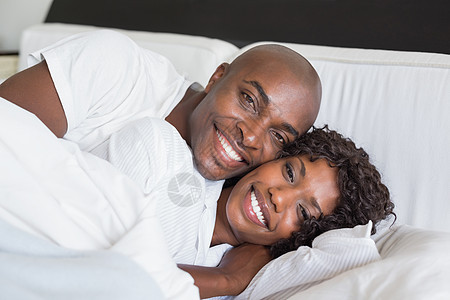 一起躺在床上的幸福情侣亲密感家庭生活感情女性公寓女士夫妻快乐混血卧室图片